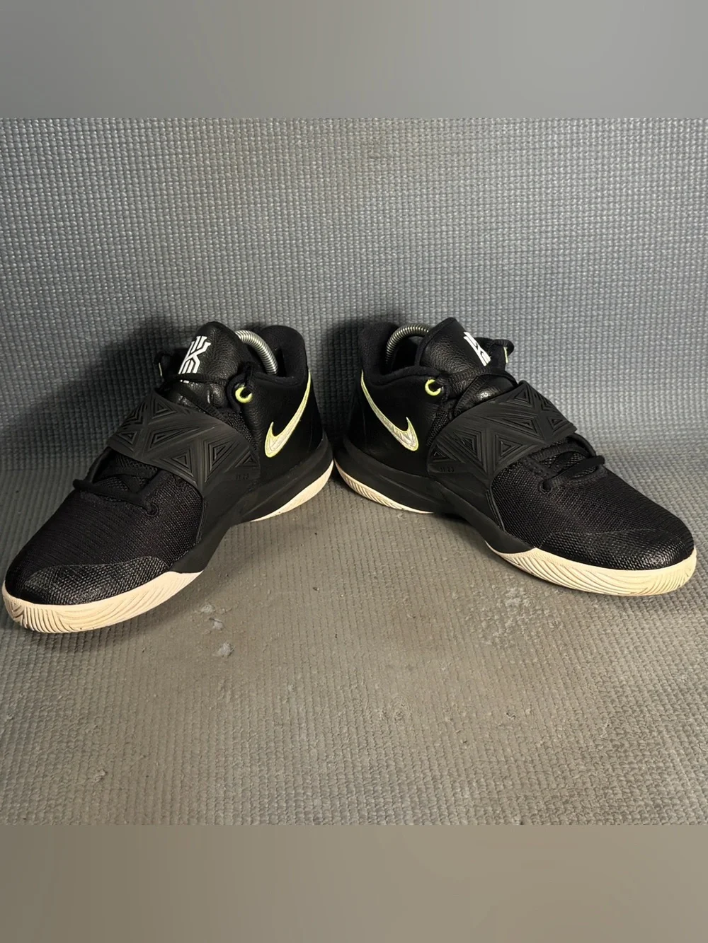Nike Boy’s Kyrie Flytrap III Black/White-Volt (GS)  Shoes BQ5620-001 Size 7Y